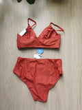 Bikini taille haute torsadé rouge